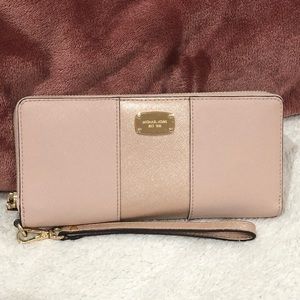 Michael kors wallet 💯% authentic!!